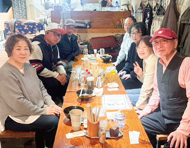 懇親会でテーブルを囲む社員たち